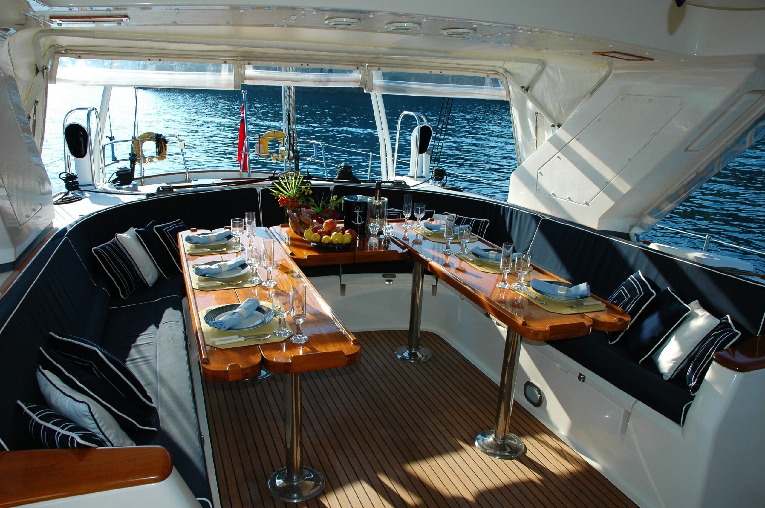 Yacht Hire Dubai With Food and Drinks Included