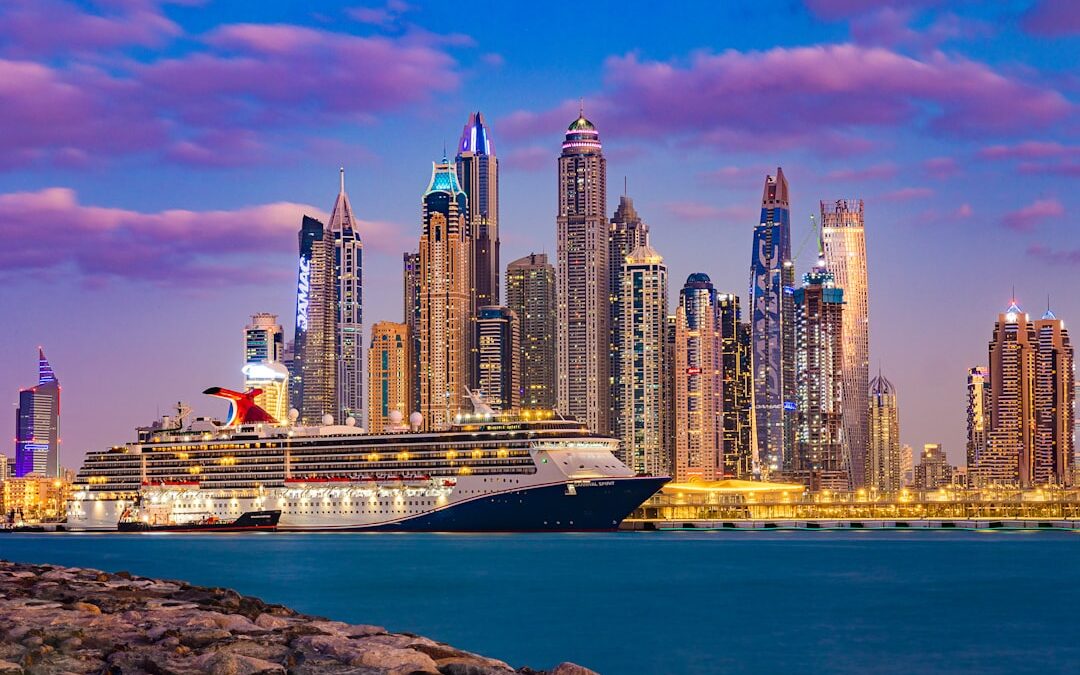 private yacht vs dhow cruise Dubai — Alla Rome